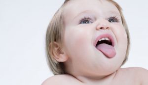 Cum sa dezlipesti limba unui copil de pe o bara inghetata